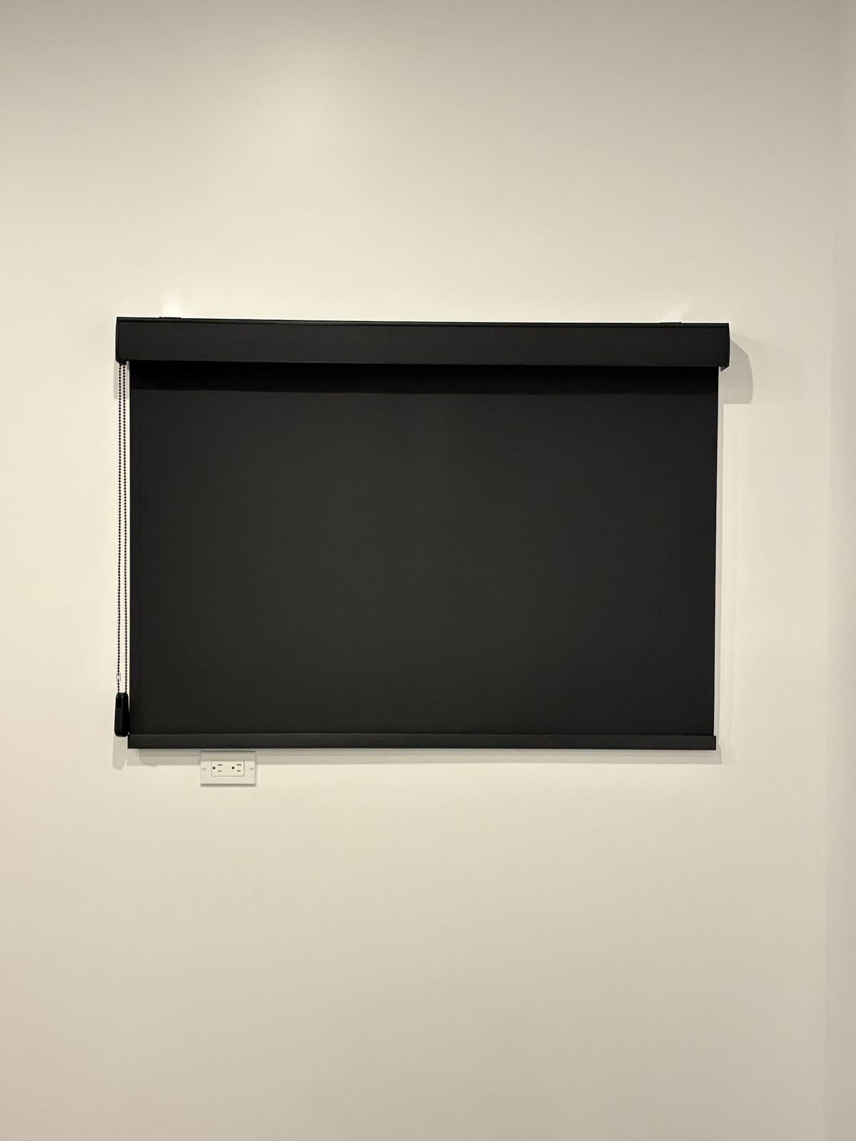 Persiana enrollable blackout negra con cenefa