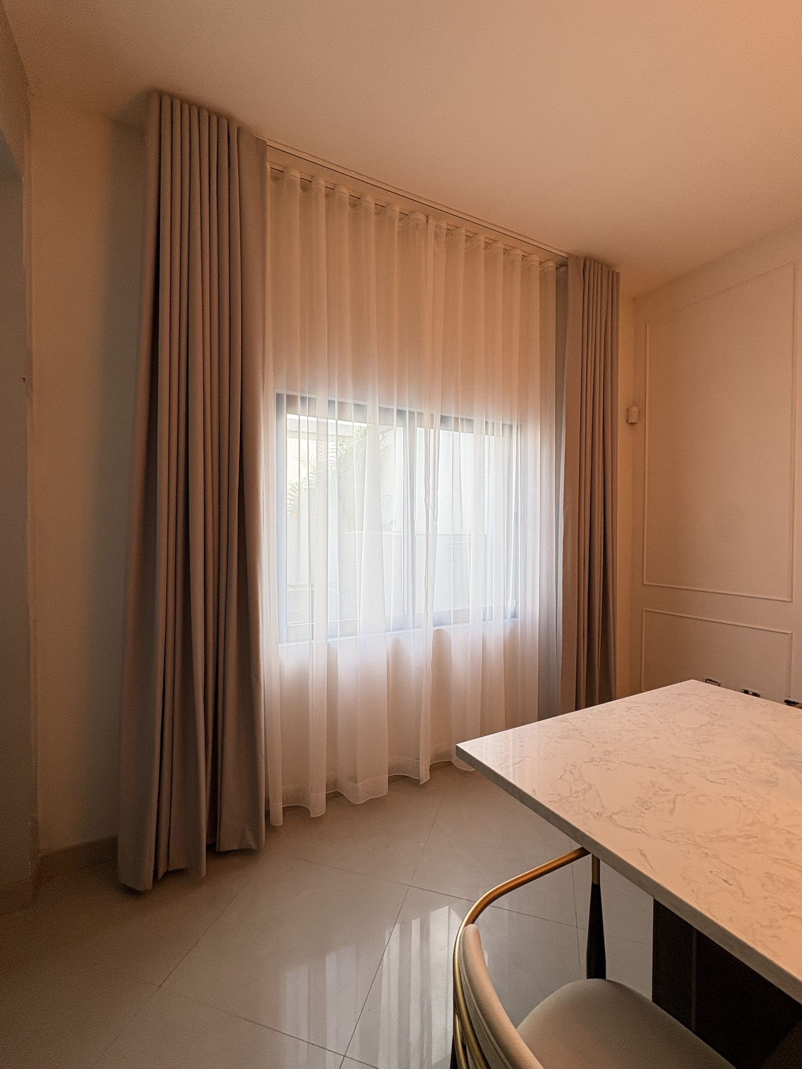 Cortinas de onda con sheer blanco y blackout arena en un comedor