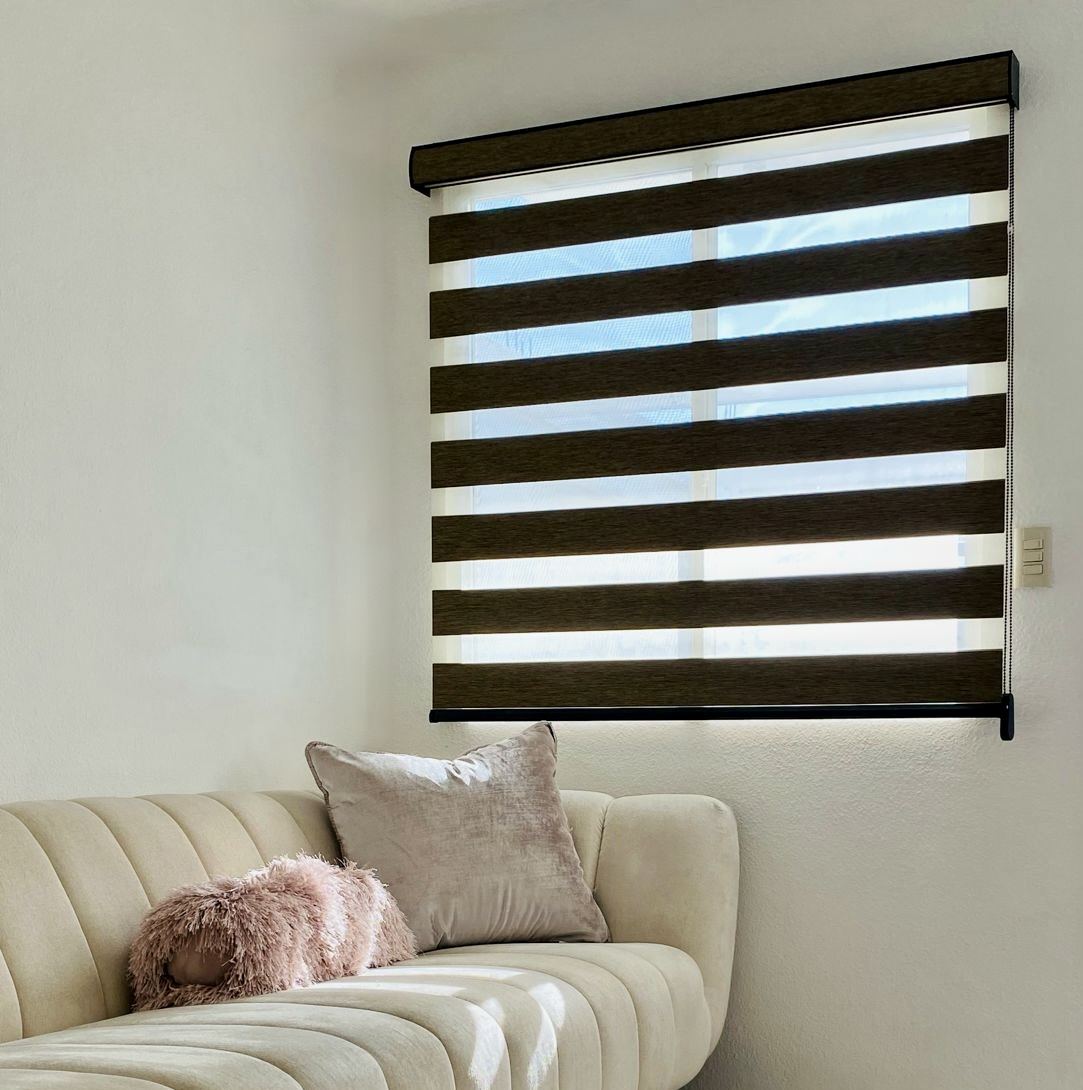 Persiana sheer elegance color chocolate en una sala