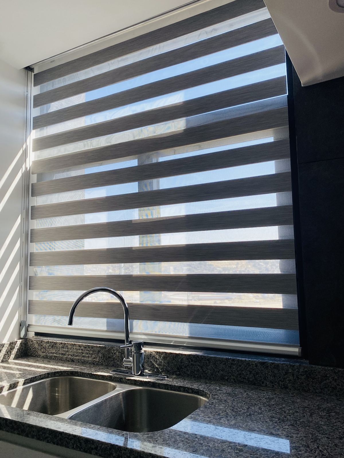 Persiana sheer gris en cocina