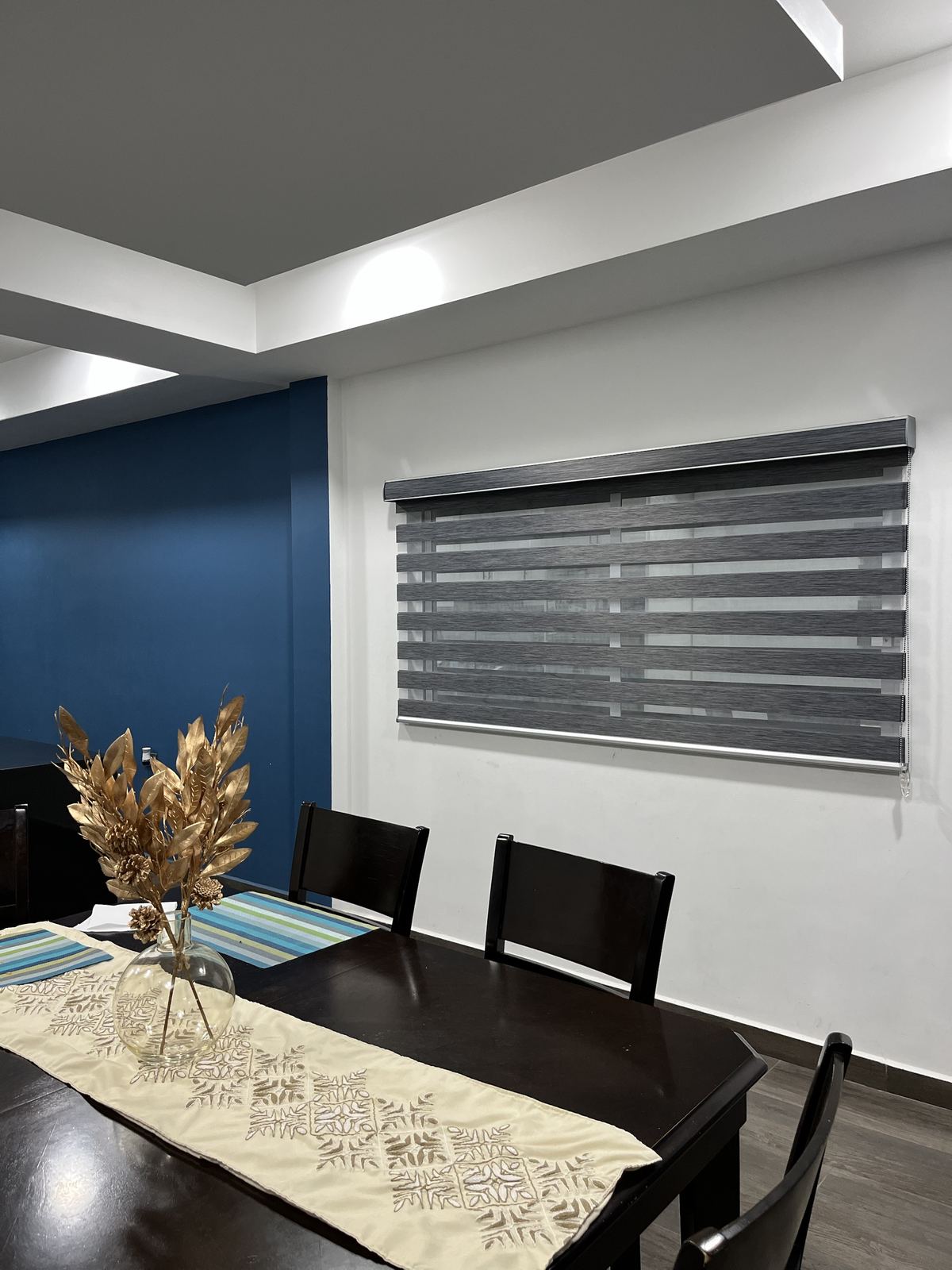 Persiana sheer gris en comedor