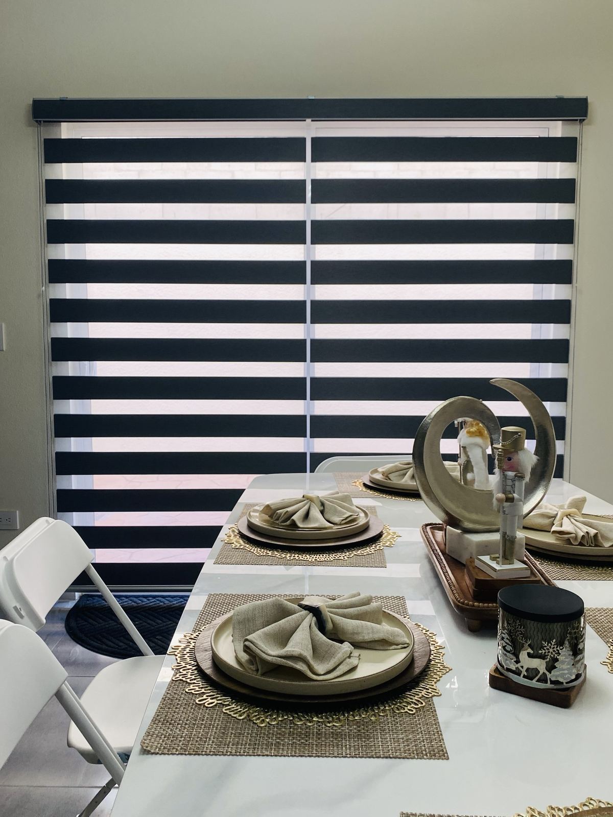 Persiana sheer negra en comedor